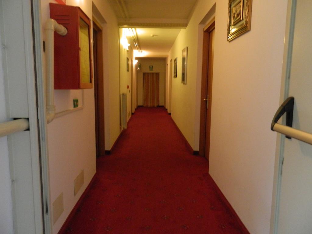 Ascot Lodging Cardano Al Campo Exterior foto